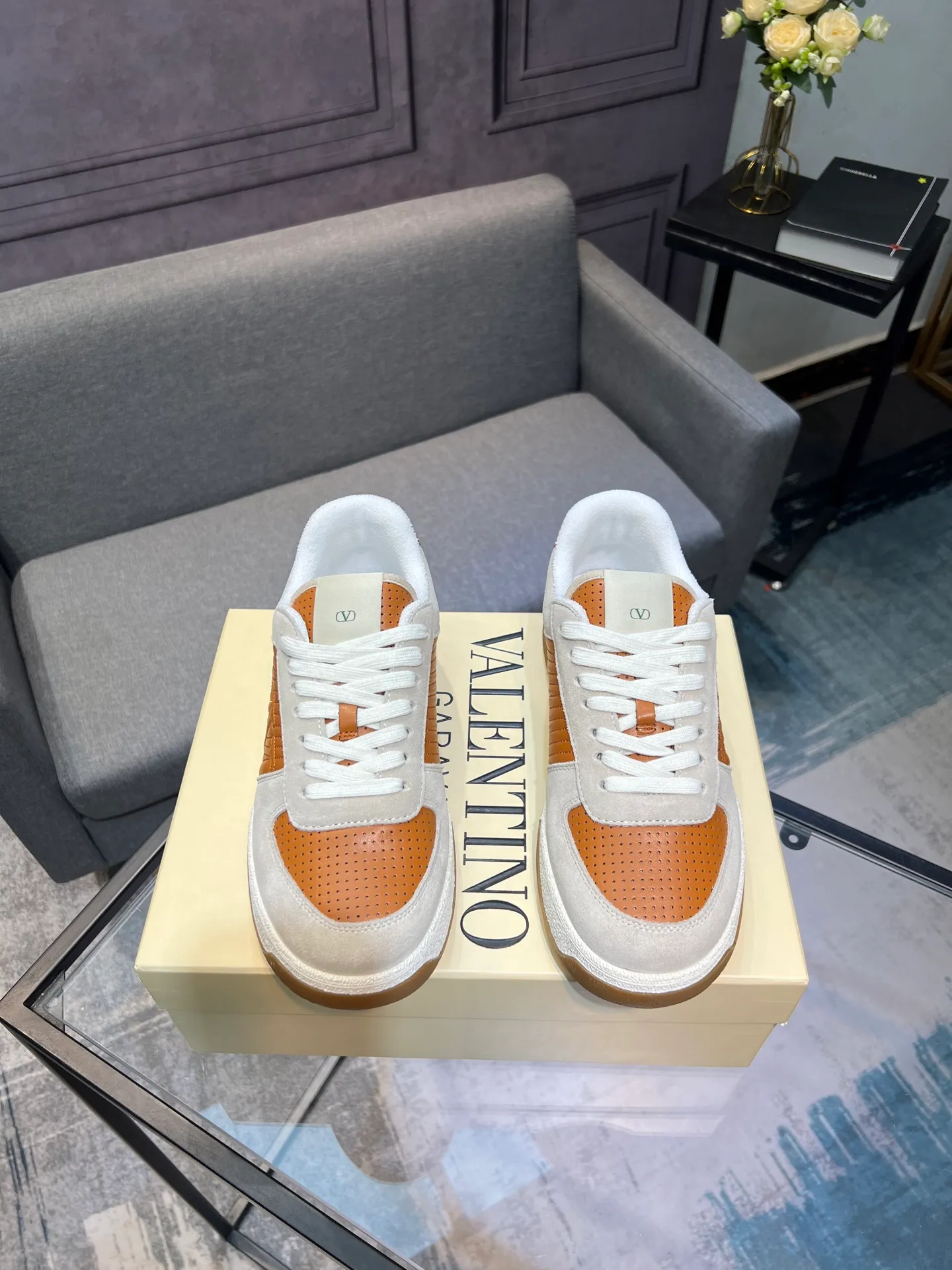 Men's shoes 💰720 VALENTINO Valentino 2025 popular casual sports shoes! 👍Fabric: Original custom punched + full-grain cowhide 👍Feet: cowhide + V-mark special injection insole (original 1:1) 👍Outsole: TPR+raw rubber combination wear-resistant outsole 👍Packaging: original beige full set of noble counter packaging 👍Code number: women's 35-41, men's 38-45 women's 40.41 men's 45.46 customized